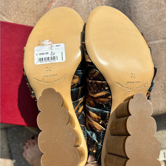 Brand new $1000 Salvatore Ferragamo heels size 37 - Picture 8 of 11